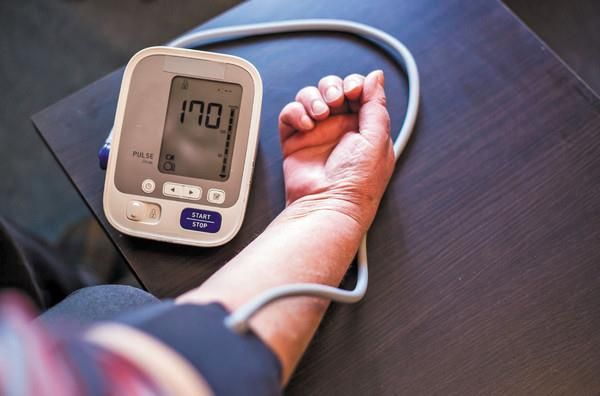 استشاري قلب يقدم 5 نصائح مهمة يجب الالتزام بها عند شراء جهاز مراقبة الضغط