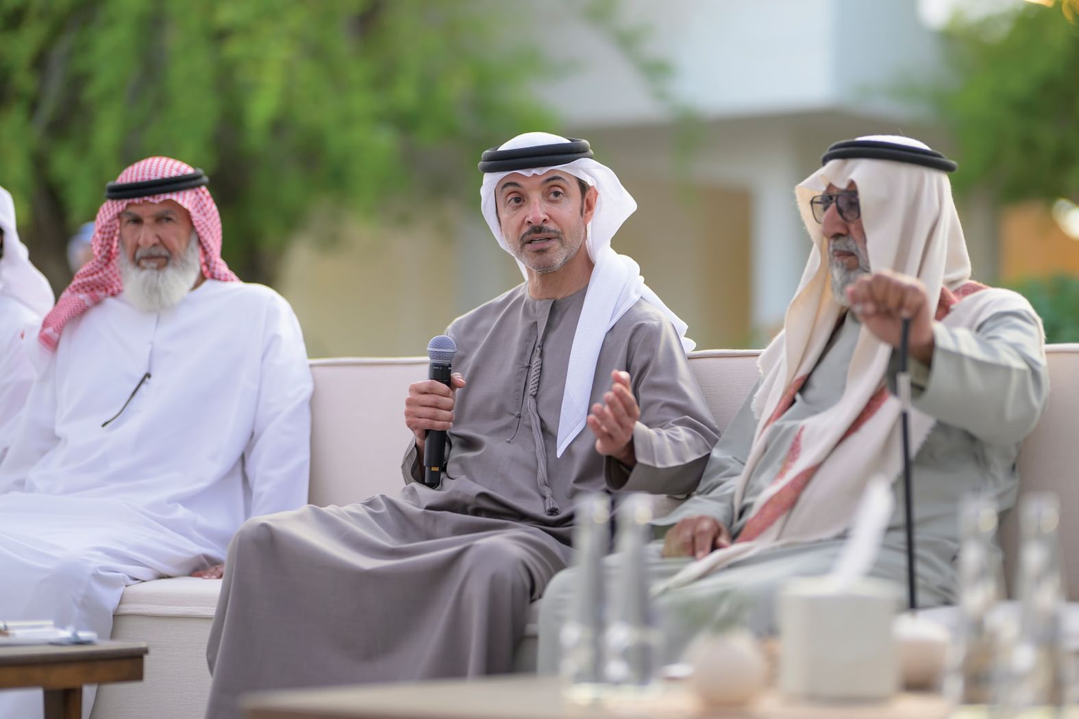 الامارات | هزاع بن زايد يستقبل الشيوخ والمسؤولين والمواطنين المهنئين في قصر المقام بالعين