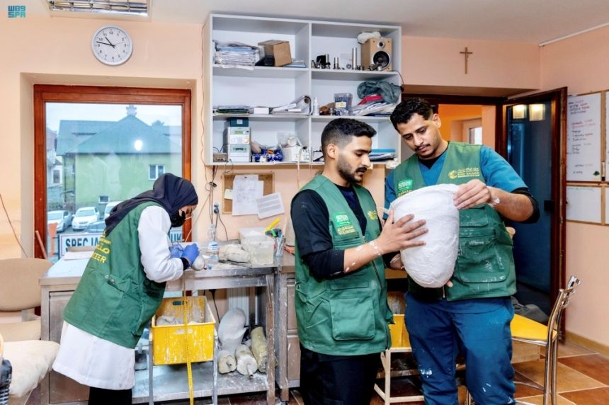 في 4 دول.. مركز الملك سلمان ينفذ مشروعات صحية ويوزع سلال غذائية