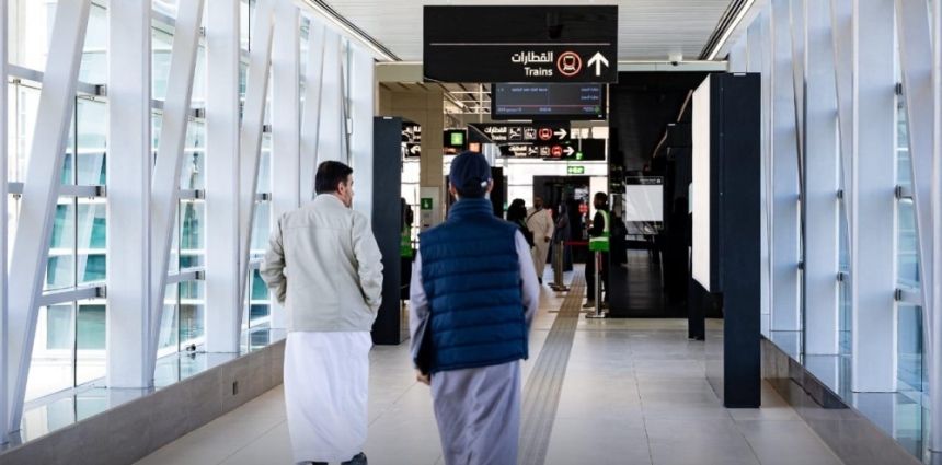 مترو الرياض.. طلاب جامعة الملك سعود يتفاعلون مع تشغيل المسار الأحمر