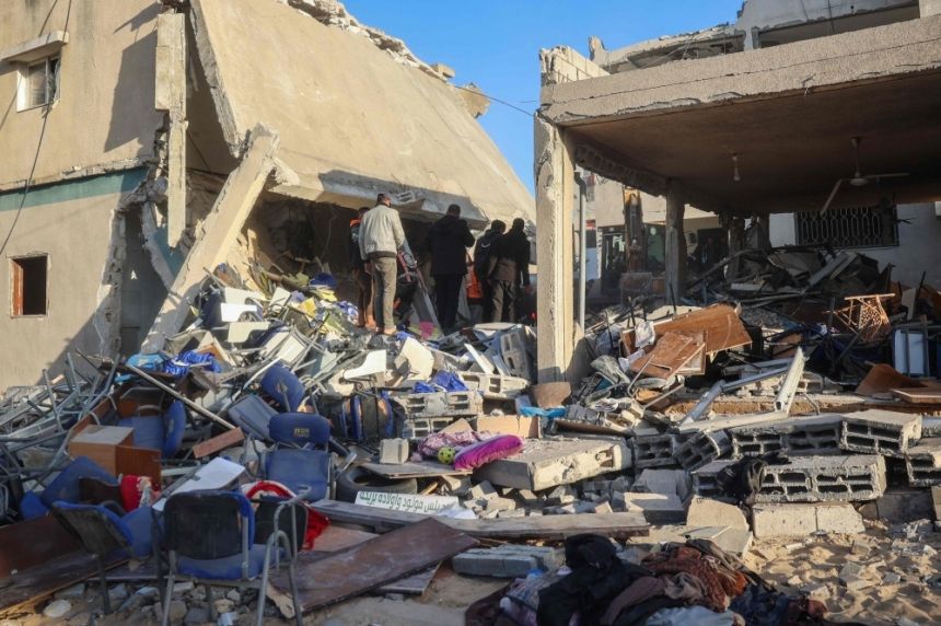 استشهاد 15 فلسطينيًا في قصف على مدرسة "للأونروا" شمال غزة