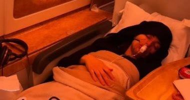 منى فاروق على جهاز التنفس بالطائرة وصفحتها تطلب من الجمهور الدعاء