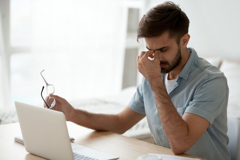 5 نصائح للحفاظ على راحة العينين خلال الجلوس أمام الأجهزة الإلكترونية