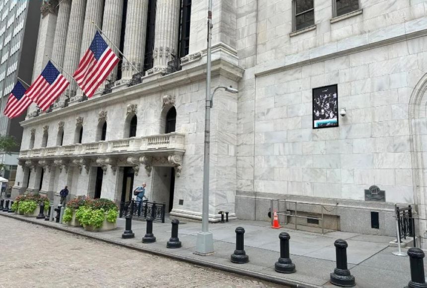 هدوء في تعاملات بورصة وول ستريت قبل صدور قرار أسعار الفائدة