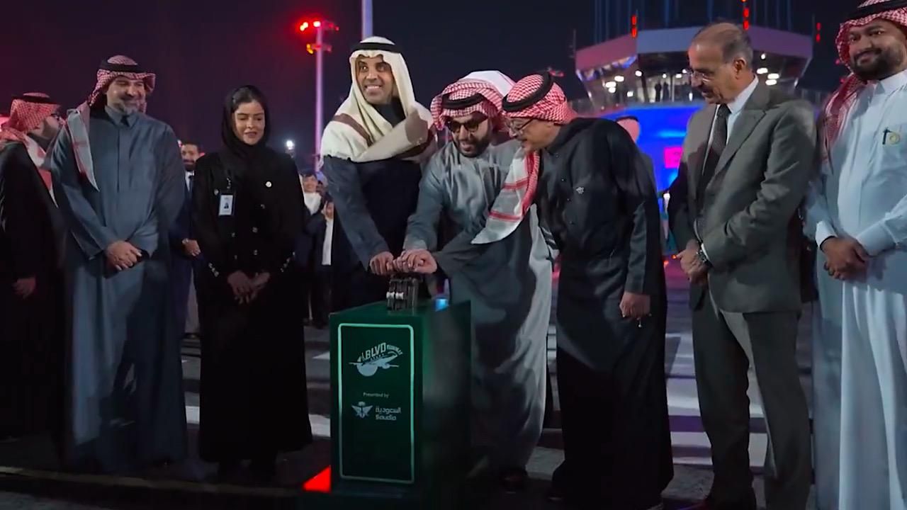 مطعم جديد في بوليفارد رن واي بشعار الخطوط السعودية .. فيديو