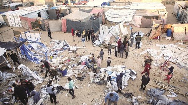 الغزيون يواجهون «كابوس الشتاء» بلا غذاء ولا مأوى