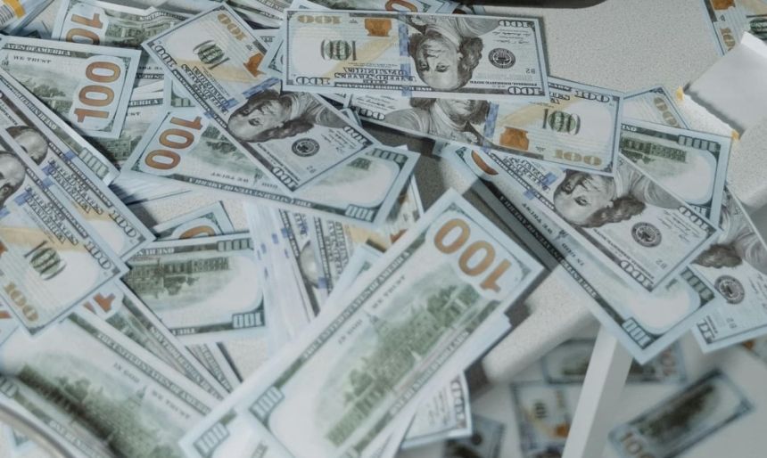 مع ارتفاع مستمر بالفائدة.. الدولار يقترب لأعلى مستوى خلال عامين
