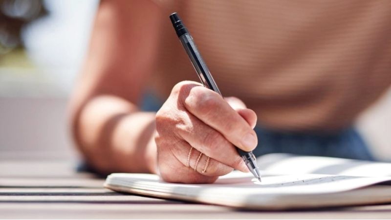 الامارات | الكتابة باليد أو الكتابة على لوحة المفاتيح: أيهما أفضل للدماغ؟