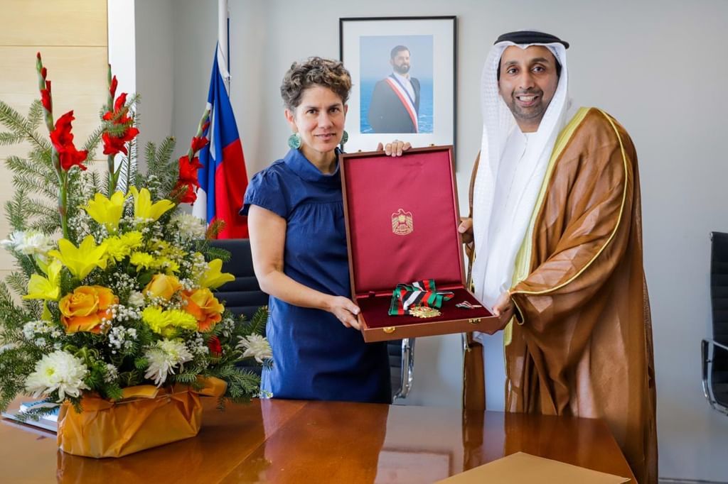 الامارات | رئيس الدولة يمنح وزيرة البيئة في تشيلي وسام زايد الثاني من الطبقة الأولى