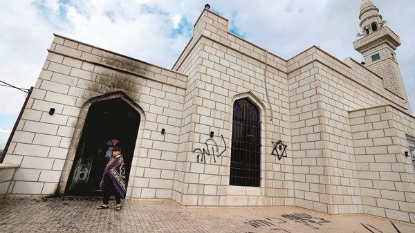 مستوطنون متطرفون يحرقون مسجداً ويخطون شعارات عنصرية على جدرانه