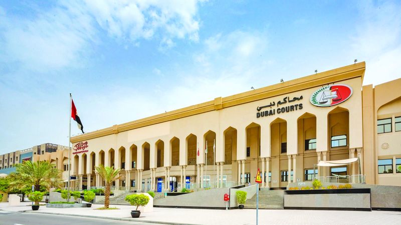 الامارات | موظف صف سيارات بمطعم يدمر مركبة زبونة «لعدم قدرته على قيادتها»    