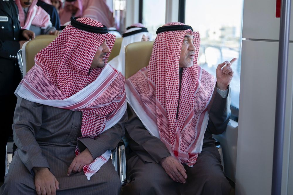 بالصور.. شاهد وزير الداخلية ونظيره الكويتي يستقلان مترو الرياض