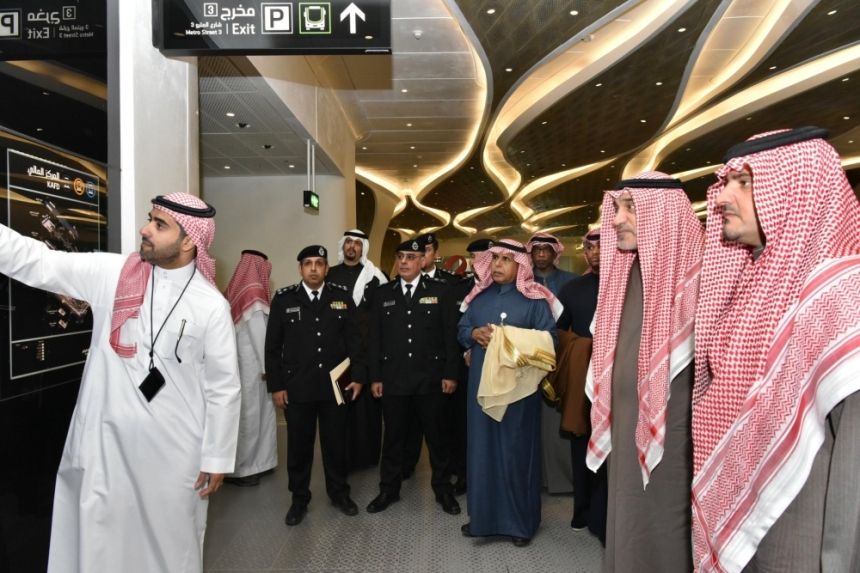 بالصور.. شاهد وزير الداخلية ونظيره الكويتي يستقلان مترو الرياض