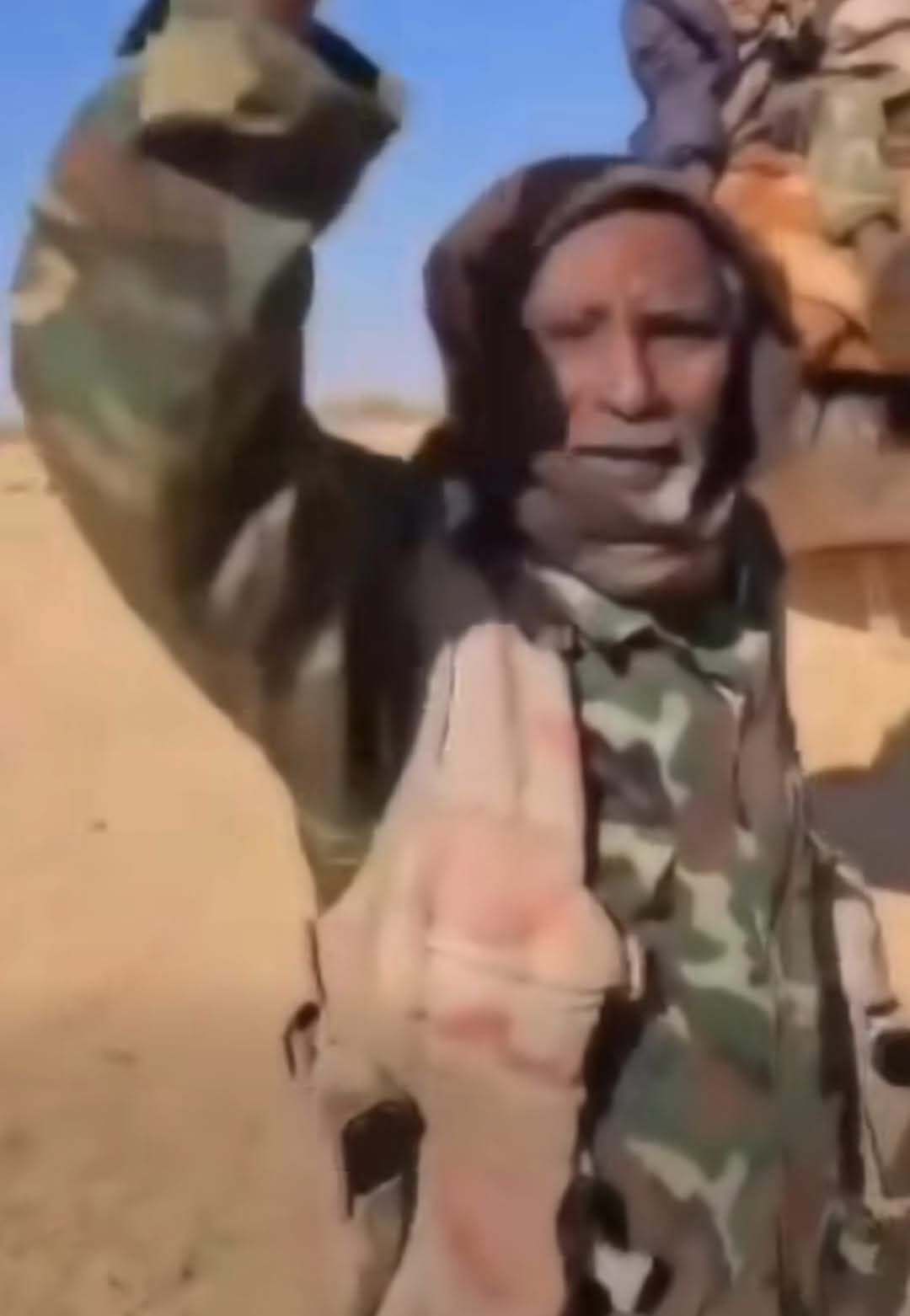 شاهد بالصور.. في مفاجأة غير متوقعة.. والد “حميدتي” يقود معارك الدعم السريع بقاعدة الزرق ويفر هارباً مع قواته