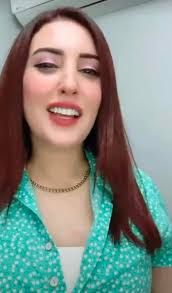 شاهد بالفيديو.. الحسناء المصرية “خلود” تعود لإشعال مواقع التواصل السودانية بترديدها أغنية الفنانة ندى القلعة التي تمجد فيها ضباط الجيش (حبابو القالوا ليهو جنابو)