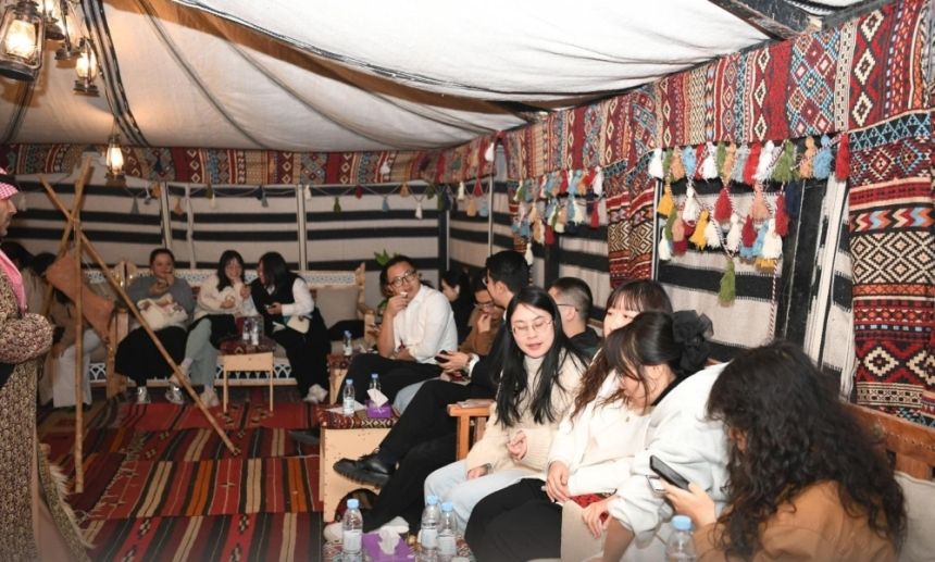 مركز الملك عبدالعزيز يعرّف الطلاب الدارسين في المملكة بالتراث السعودي