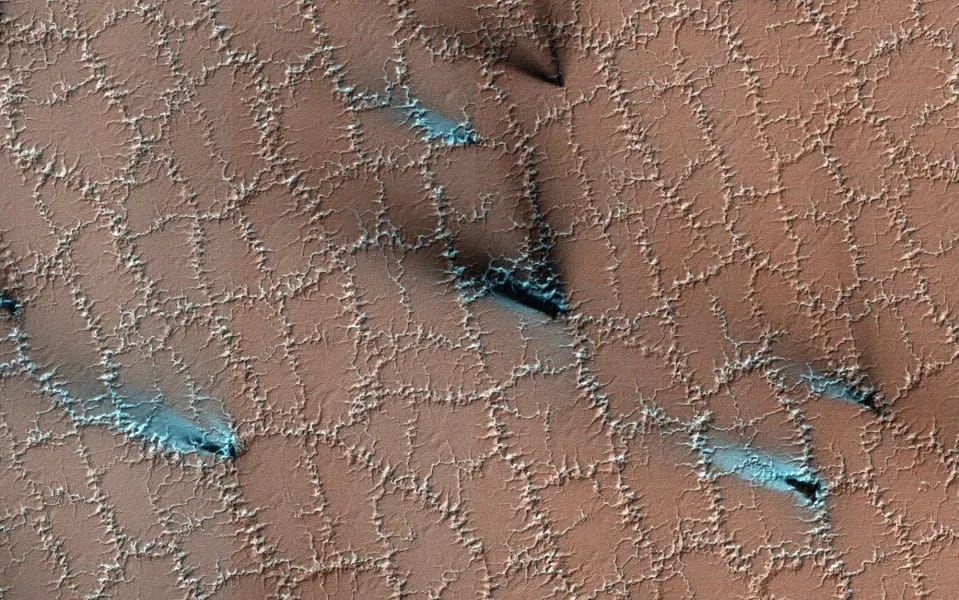 تكنولوجيا: شاهد لقطات نادرة لتساقط الثلوج على كوكب المريخ (صور)