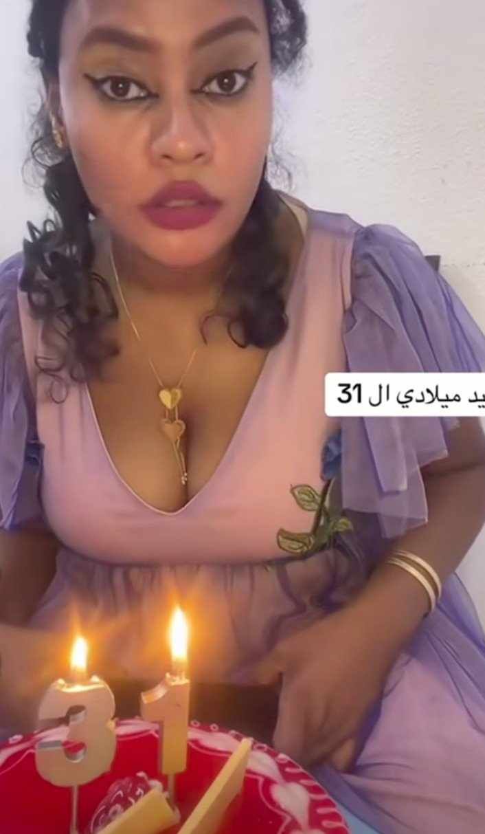 شاهد بالصورة والفيديو.. بأزياء مثيرة للجدل وخلال احتفالها بعيد ميلادها.. فتاة سودانية تؤكد أن دور المرأة في المجتمع أهم من الرجل وتقود مبادرة لتثقيف وتوعية النساء لمعرفة حقوقهن