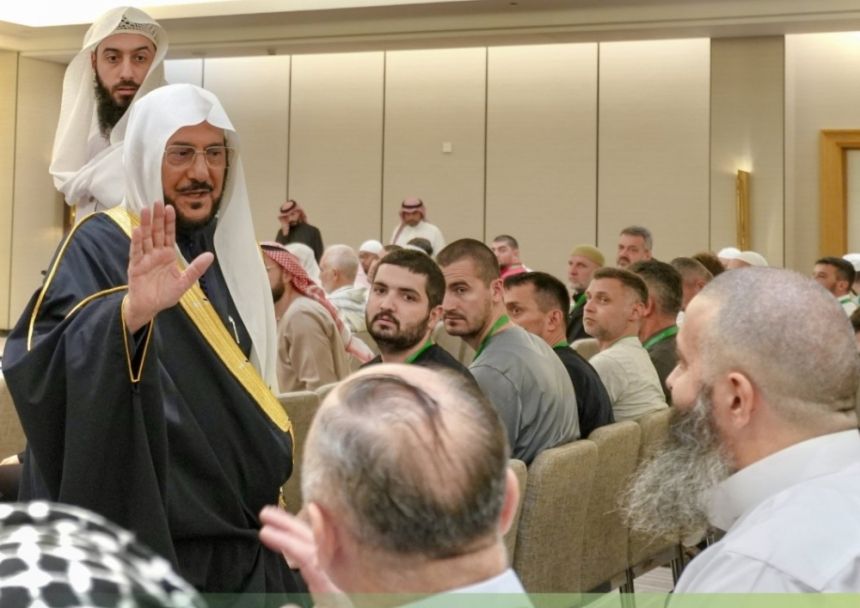 وزير الشؤون الإسلامية: المملكة تواصل نشر قيم الإسلام السمحة