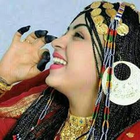 شاهد بالفيديو.. “الزغرودة” السودانية تفوز.. فتاة سودانية تطلق “الزغاريد” في الشارع العام وتكتسح منافساتها من الجنسيات العربية وتبهر مقدم المسابقة