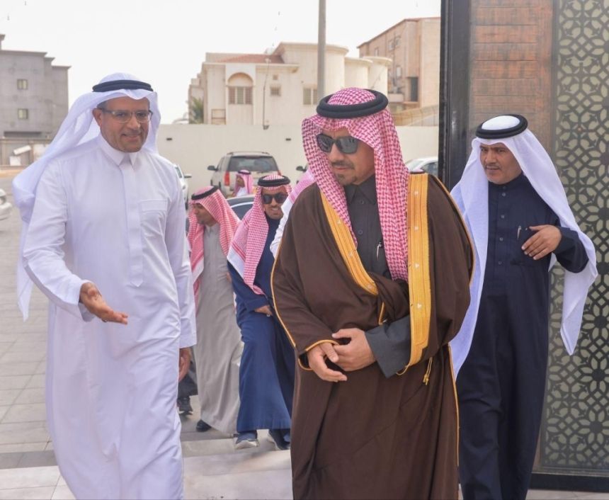 محافظ القطيف يقف ميدانيًا على المشاريع التنموية في الأوجام