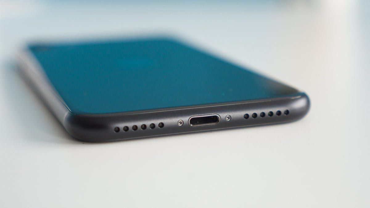 تكنولوجيا: الاتحاد الأوروبي يجبر أبل على سحب طرازات iPhone 14 وSE المتبقية بسبب قانون USB-C