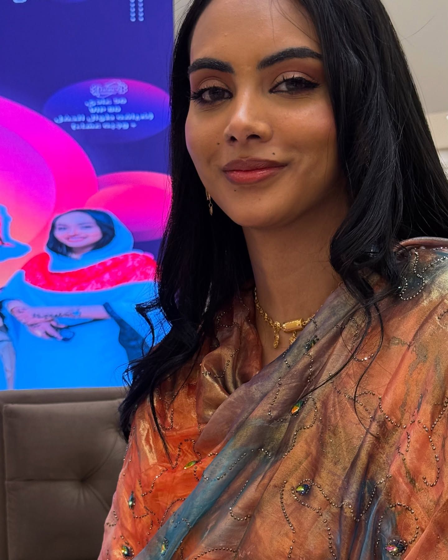 شاهد بالصور.. زوجة الحرس الشخصي لقائد الدعم السريع تستعرض جمالها بإطلالة جديدة بالثوب السوداني الأنيق