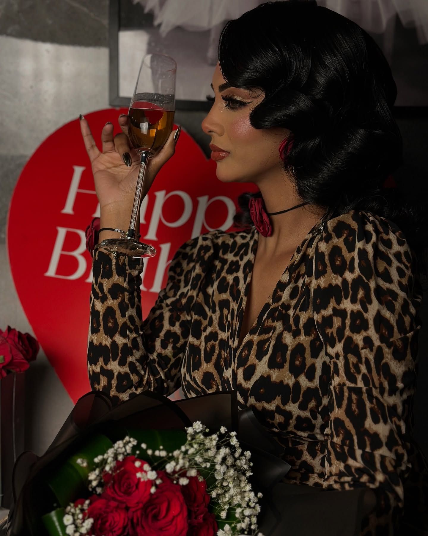 شاهد بالصورة.. زوجة الحرس الشخصي لقائد الدعم السريع تظهر بإطلالة مثيرة وتتغزل في نفسها: (أنا الحرب التي لا يمكن الفوز بها)