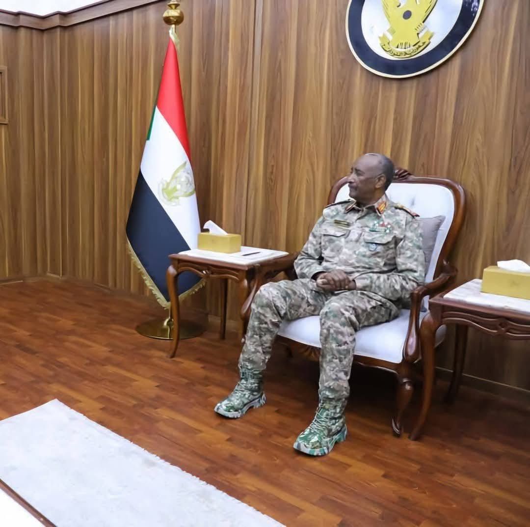 شاهد بالصورة.. “البوت” الجديد لقائد الجيش يخطف الأضواء ويبهر المتابعين والجمهور يتغزل: (الكاهن ملك التقفيل)