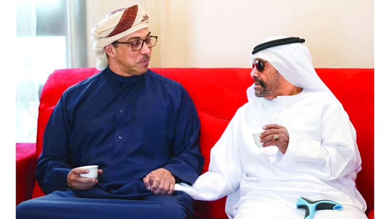 الامارات | منصور بن زايد يعزي حميد حمد دلموك الظاهري في وفاة زوجته