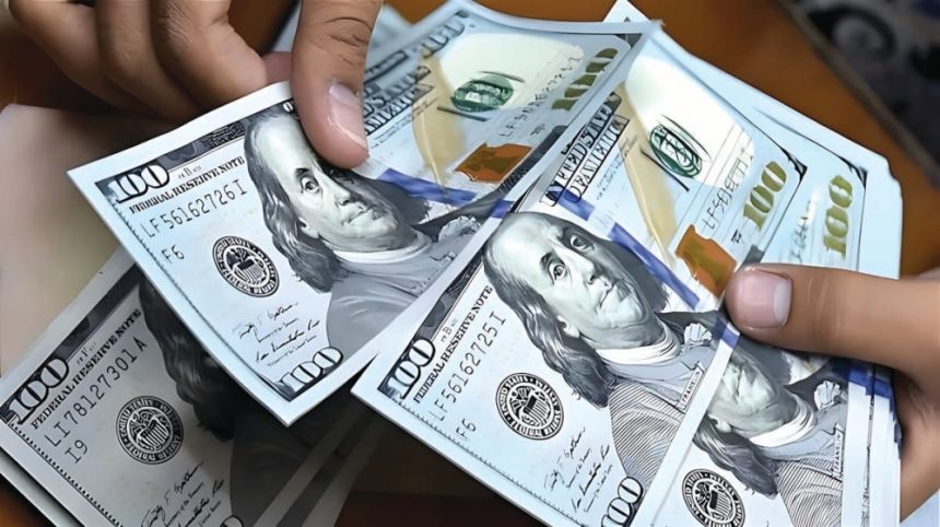الأكبر منذ أكثر من سنتين.. الدولار يسجل أعلى مستوياته مقابل اليورو