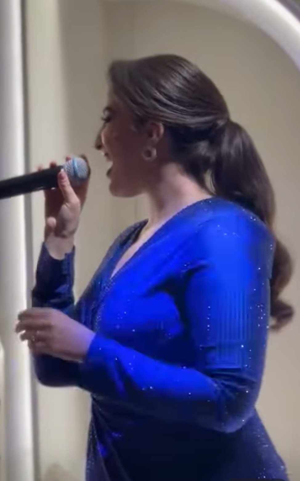 شاهد بالفيديو.. فنانة خليجية حسناء تشعل حفل غنائي على طريقة المطربات السودانيات وساخرون: (القونات نقلن ثقافة الهجيج للعالمية)