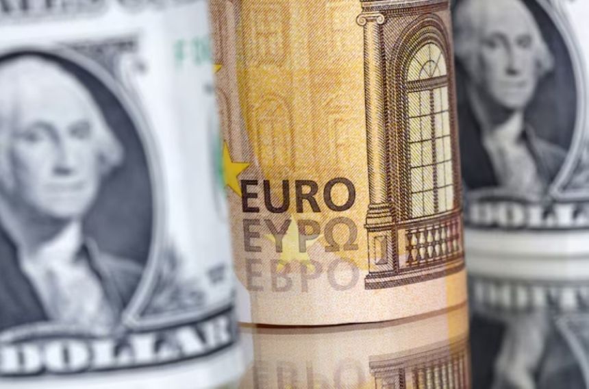 اليورو يتراجع إلى أدنى مستوياته منذ أكثر من سنتين مقابل الدولار
