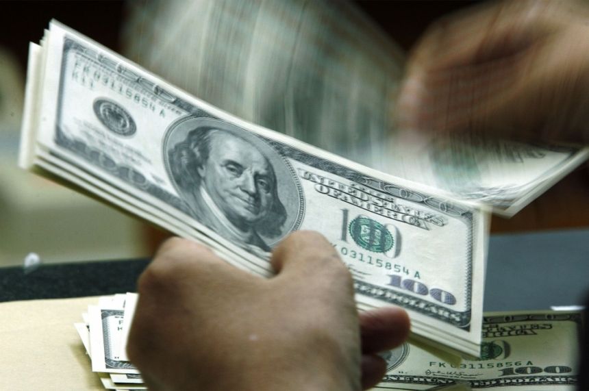 الأكبر منذ أكثر من سنتين.. الدولار يسجل أعلى مستوياته مقابل اليورو