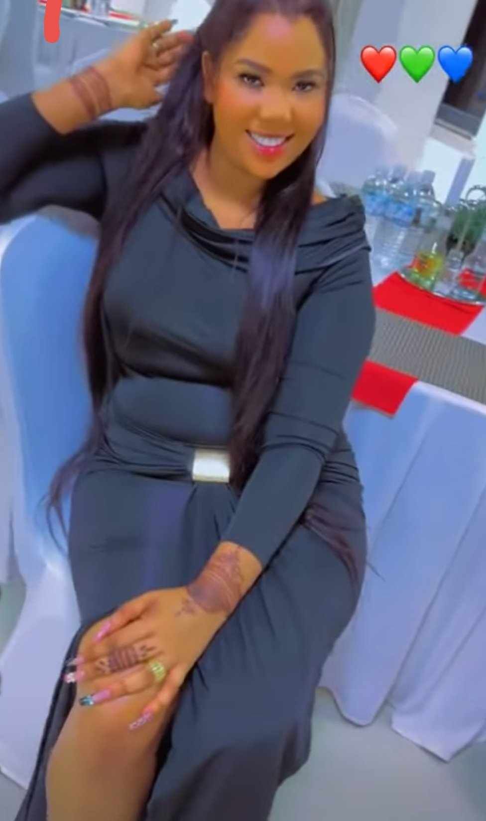 شاهد بالصورة والفيديو.. فتاة سودانية تستعرض فستانها بالكشف عن ساقها وفخذها وتثير غضب الجمهور: (لينا الحق تجينا الحرب وتستمر بالسنين)