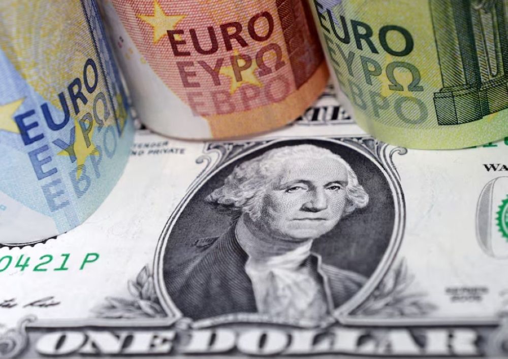 الأكبر منذ أكثر من سنتين.. الدولار يسجل أعلى مستوياته مقابل اليورو