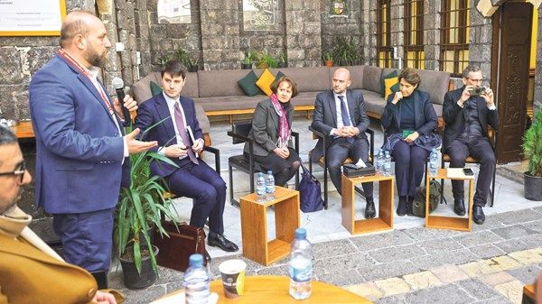 دعوات أوروبية إلى عملية انتقالية سلمية وجامعة في سوريا