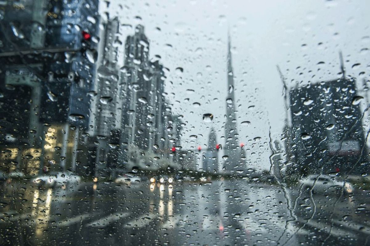 الامارات | شرطة دبي تحث السائقين على اتباع إرشادات القيادة الآمنة خلال الأمطار