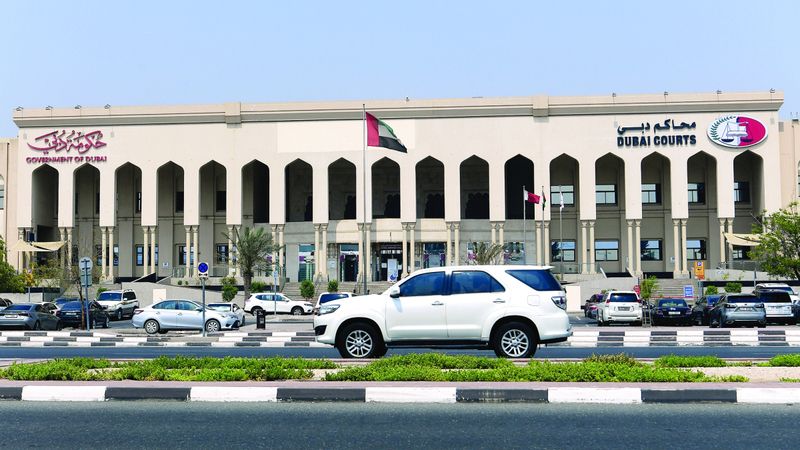 الامارات | سائق يتسبب في وفاة مرافقه بخطأ نادر.. والمحكمة ألزمته بـ «دية» وغرامة