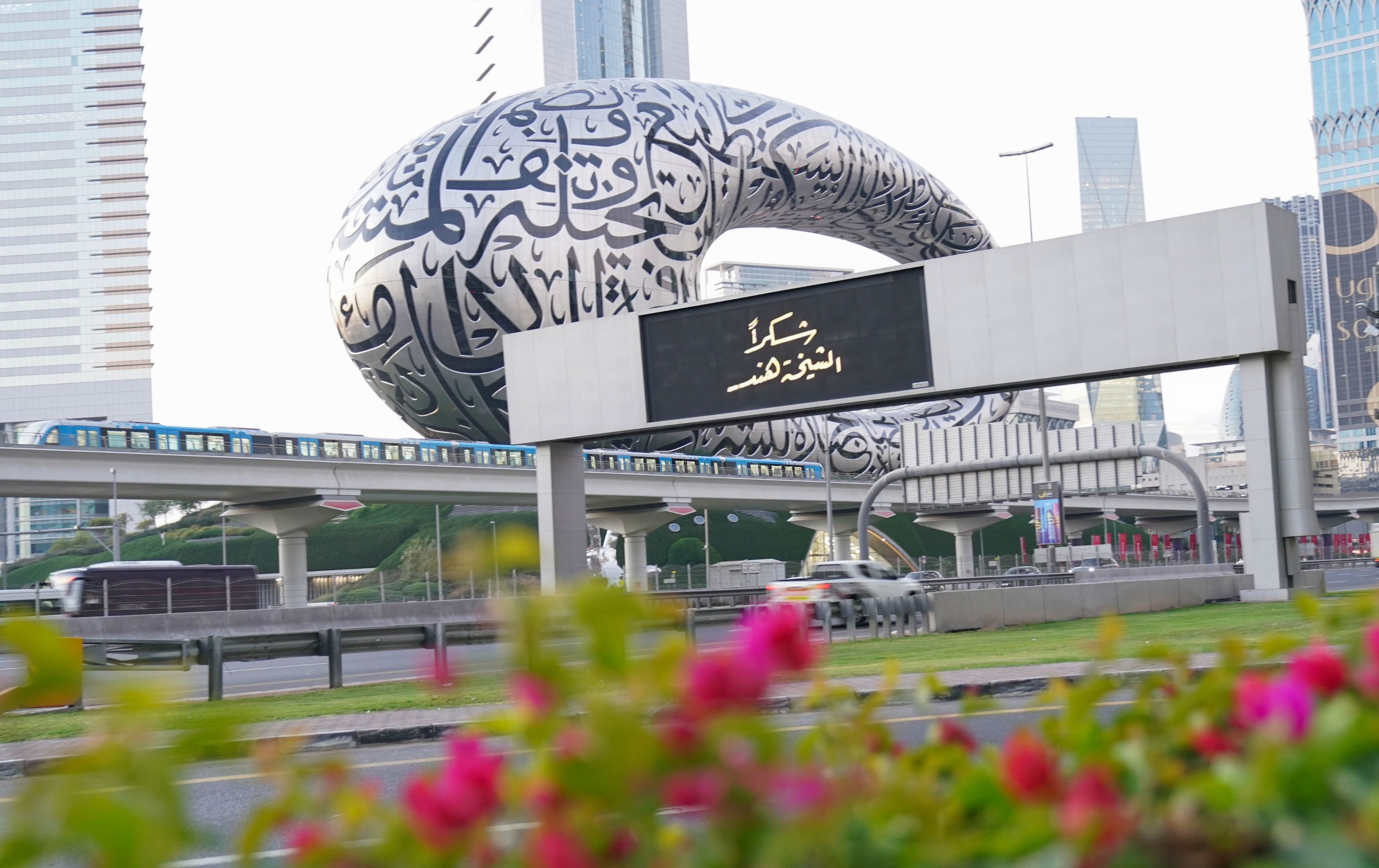 الامارات | "طرق دبي" تزيّن الشوارع الرئيسة في الإمارة بشعار حملة "شكراً الشيخة هند"