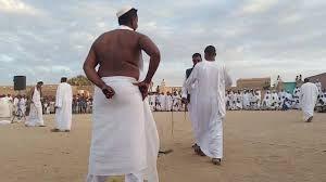 بالفيديو.. شاب “جعلي” يفشل في السيطرة على نفسه ويقوم بإيقاف سيارته “اللوري” داخل ساحة حفل “دلوكة”.. يخلع “الجلابية” ويصر على جلده “بالسوط” وساخرون: (صعبتوها يا الجعليين)
