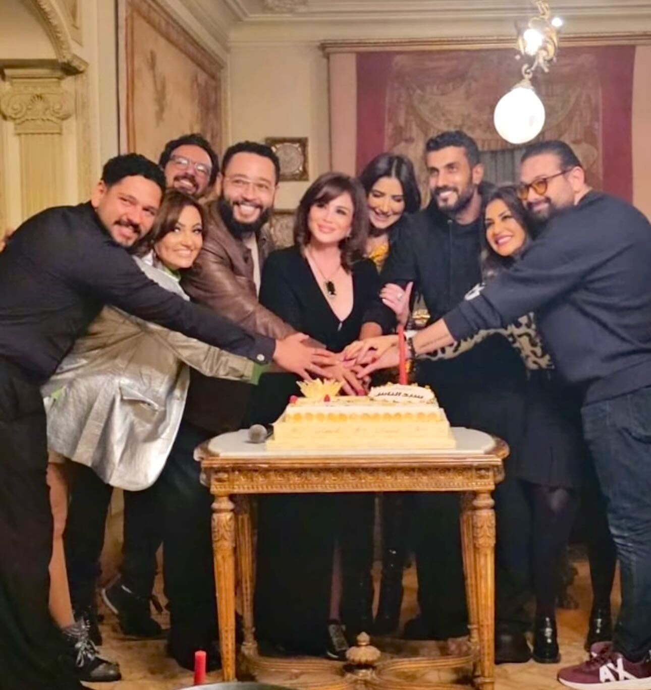 بالصّور- أسرة مسلسل “سيد النّاس” تحتفل بعيد ميلاد إلهام شاهين بحضور المشاهير