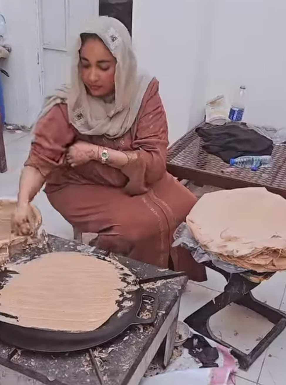 شاهد بالصورة والفيديو.. الفنانة شهد أزهري تبهر المتابعين بمهاراتها العالية وخبرتها الكبيرة في (عواسة الكسرة)
