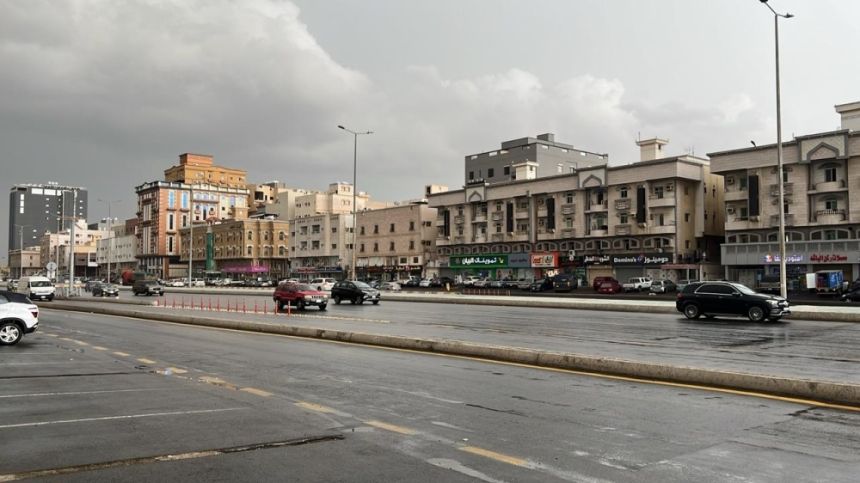 شاهد| جدة تستقبل الحالة المطرية منذ الصباح.. والأرصاد تصدر إنذارا أحمر