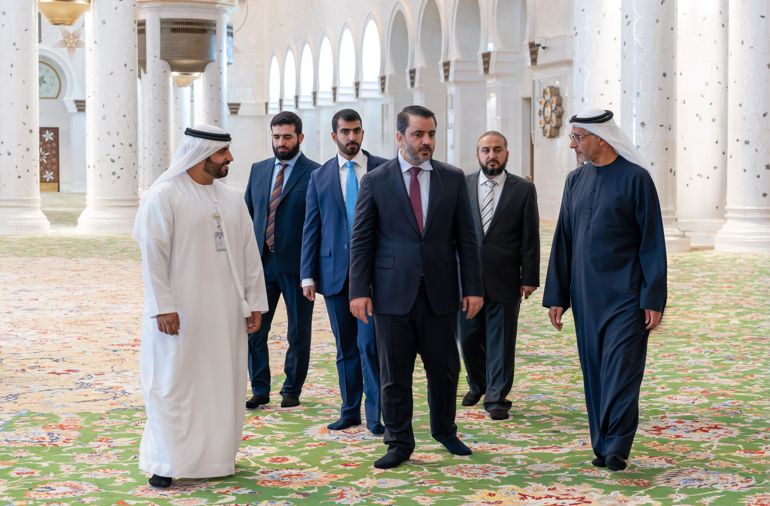 الامارات | وزير الخارجية في الحكومة السورية الانتقالية يزور جامع الشيخ زايد الكبير في أبوظبي