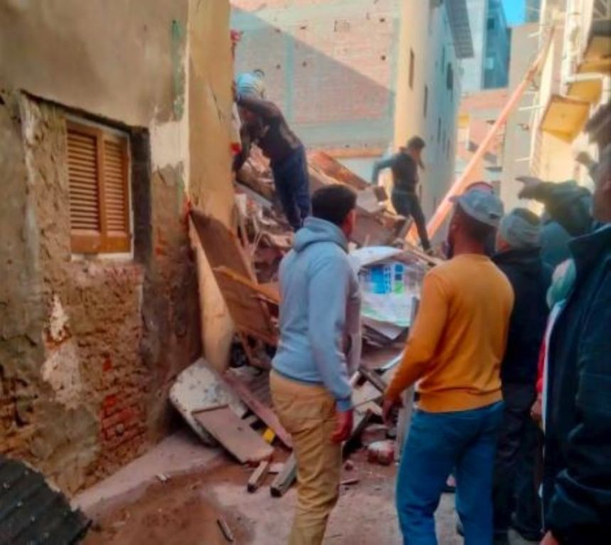 وفاة شخص وإصابة 3 والبحث عن مفقودين في انهيار منزل بشمال مصر
