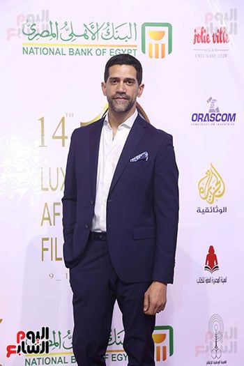 خالد يوسف وسيد فؤاد وتارا عماد على السجادة الحمراء للأقصر للسينما الأفريقية