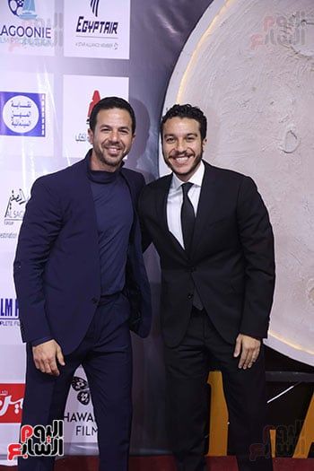 خالد يوسف وسيد فؤاد وتارا عماد على السجادة الحمراء للأقصر للسينما الأفريقية