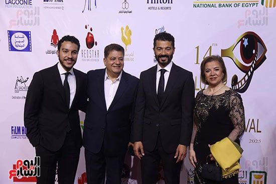 خالد يوسف وسيد فؤاد وتارا عماد على السجادة الحمراء للأقصر للسينما الأفريقية