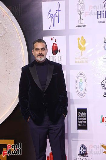 خالد يوسف وسيد فؤاد وتارا عماد على السجادة الحمراء للأقصر للسينما الأفريقية